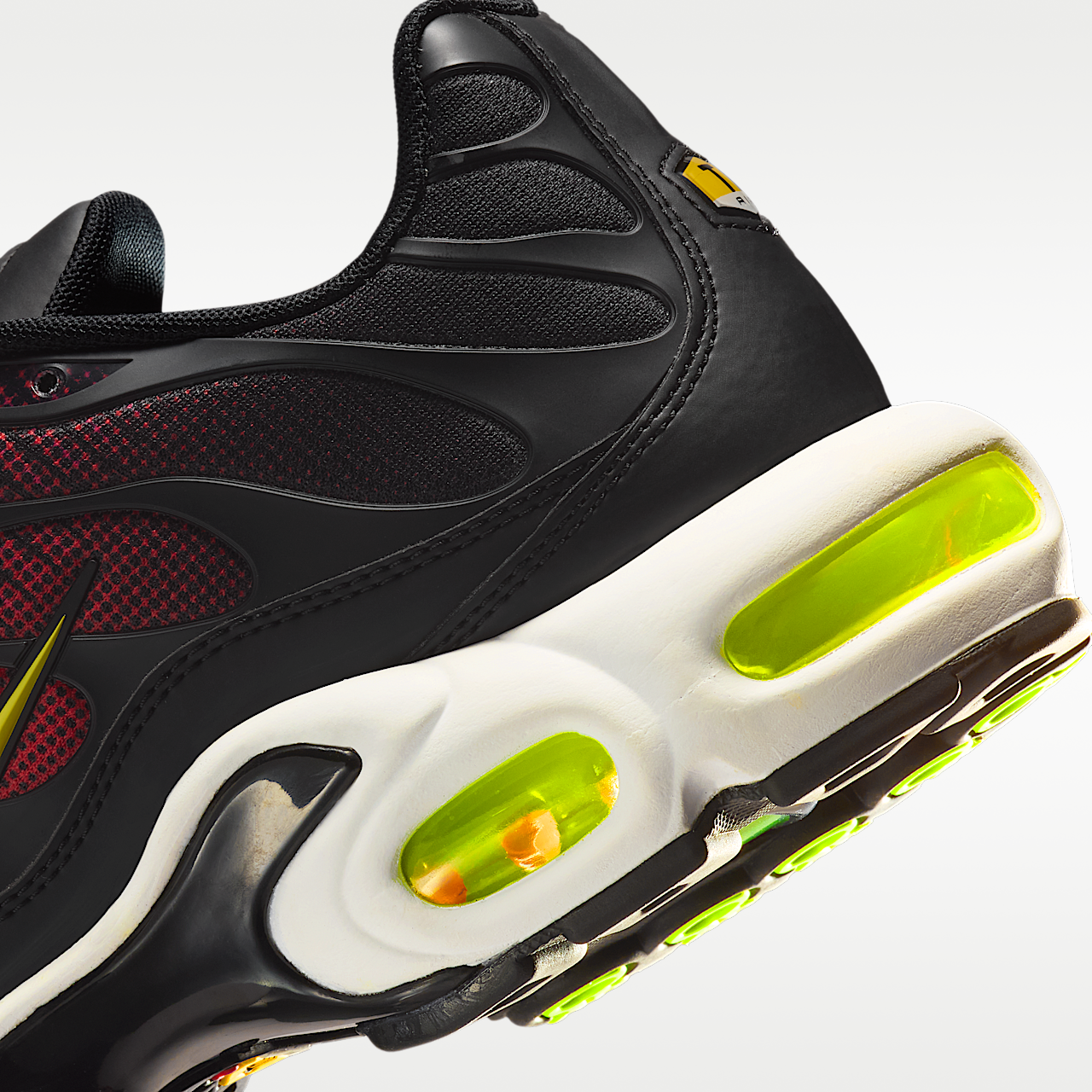 Nike Air Max Plus sneaker Zwart/Volt/Light Crimson/Opti Yellow