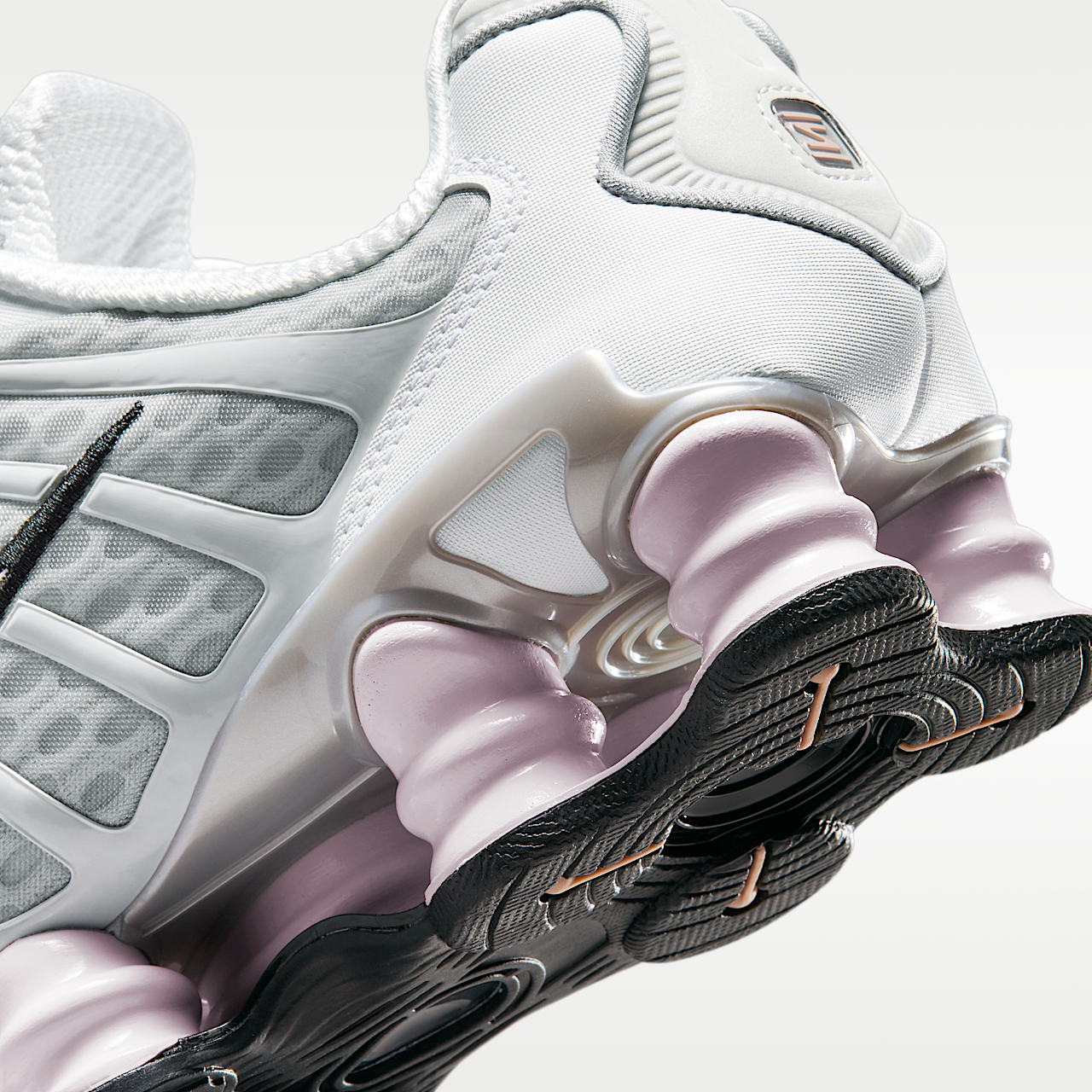 Nike Nike Shox sneaker Neutral Grey/Metallic Silver/Zwart/Pearl Pink
