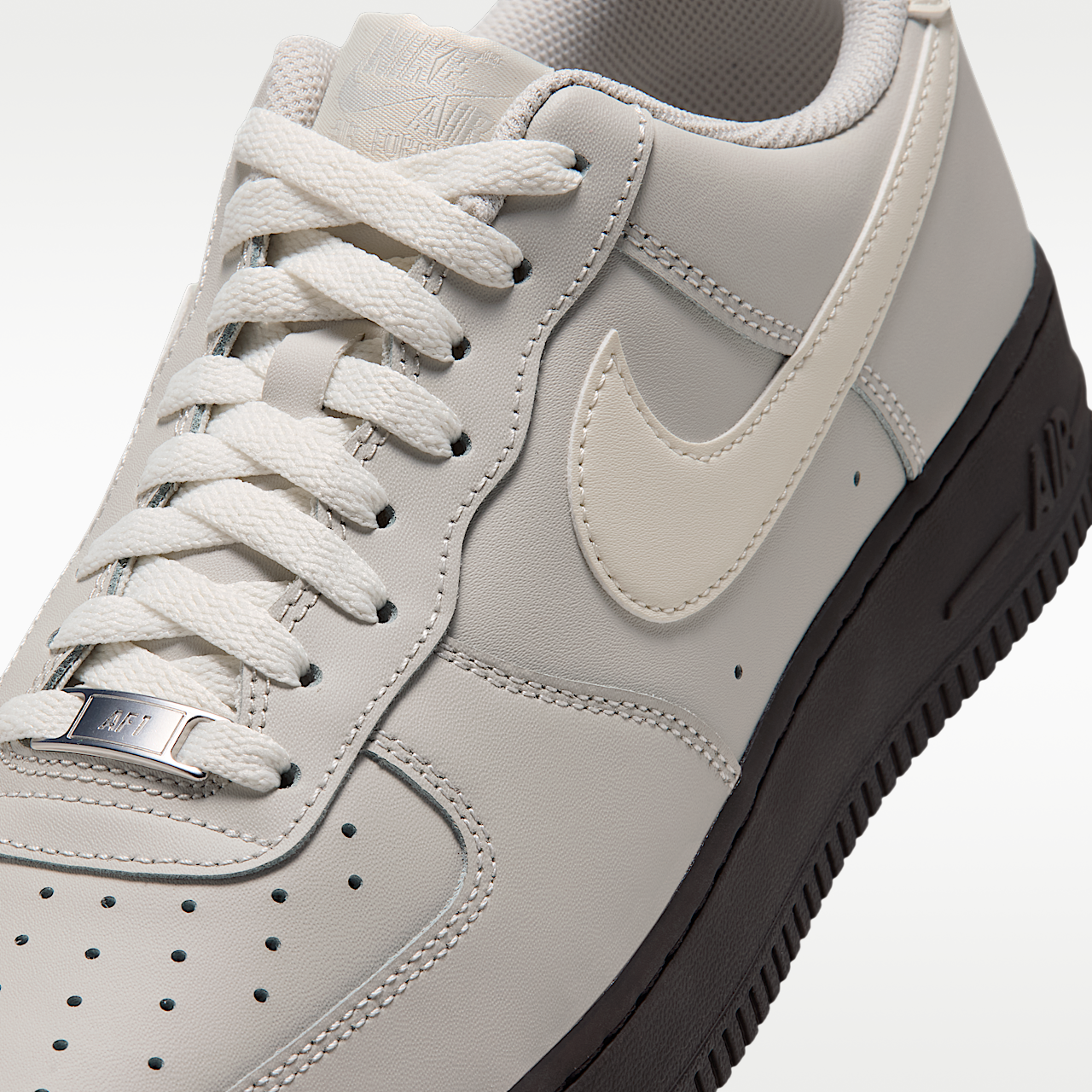 Nike Air Force 1 sneaker Light Bone/Zwart/Metallic Silver/Coconut Milk
