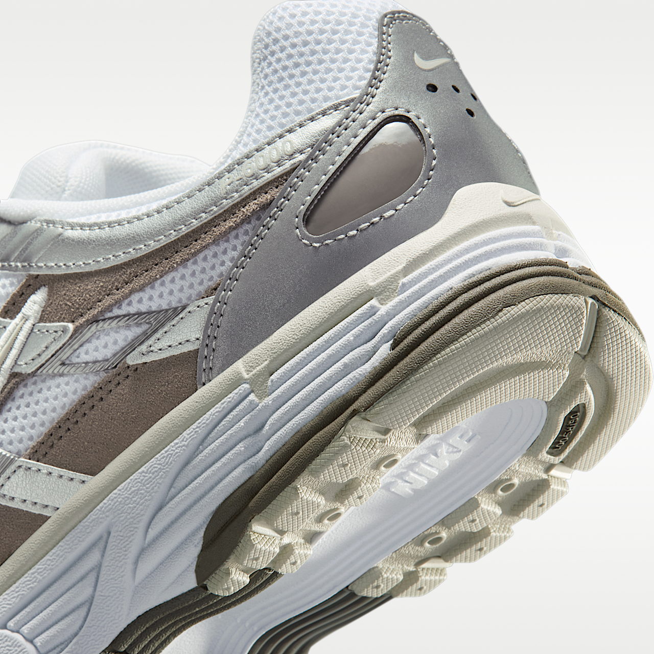 Nike P-6000 sneaker Wit/Metallic Silver/Cave Stone/Light Bone