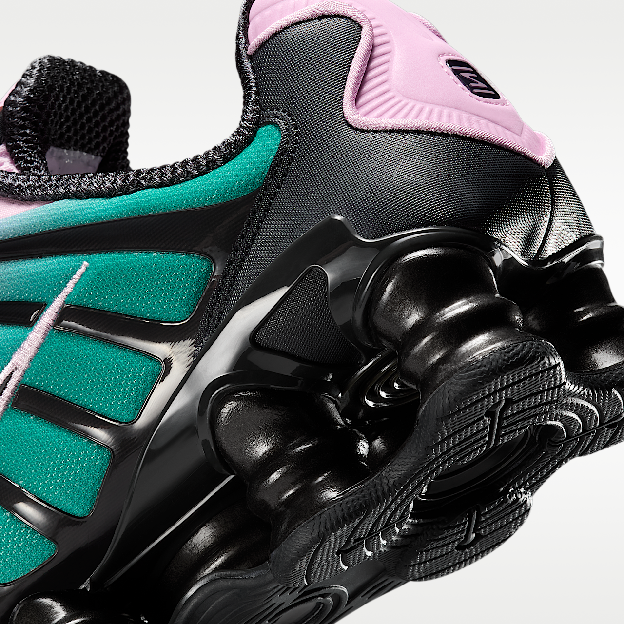 Nike Nike Shox sneaker Light Arctic Pink/Off Noir/Neptune Green