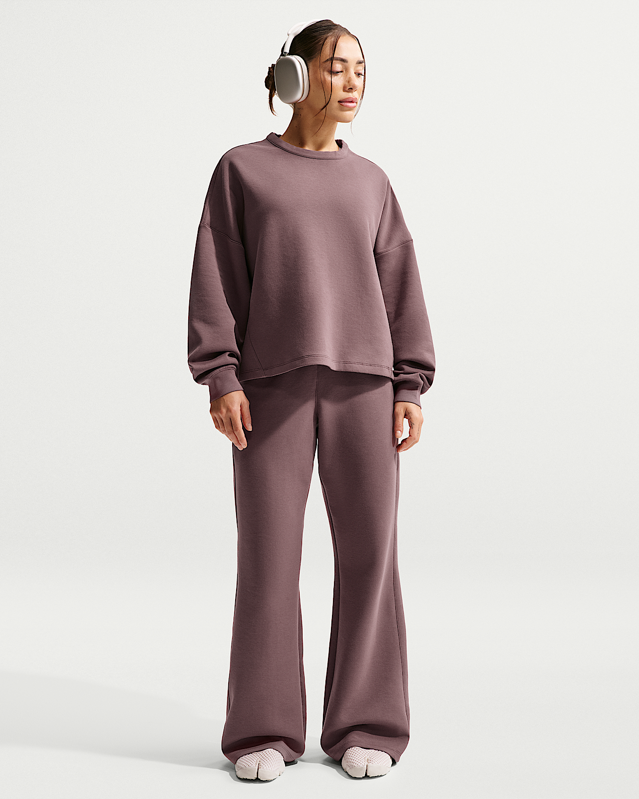 Женские  Nike 24.7 ImpossiblySoft Dri-FIT High-Waisted Loose Flared Pants