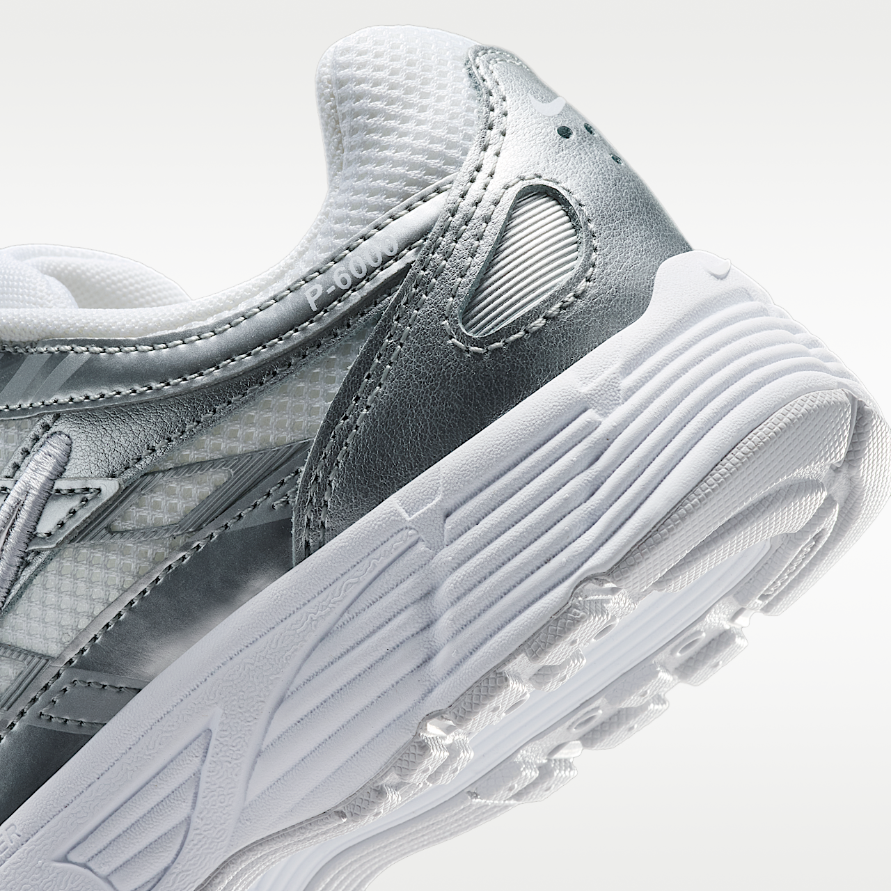 Nike P-6000 sneaker Wit/Metallic Silver/Vast Grey