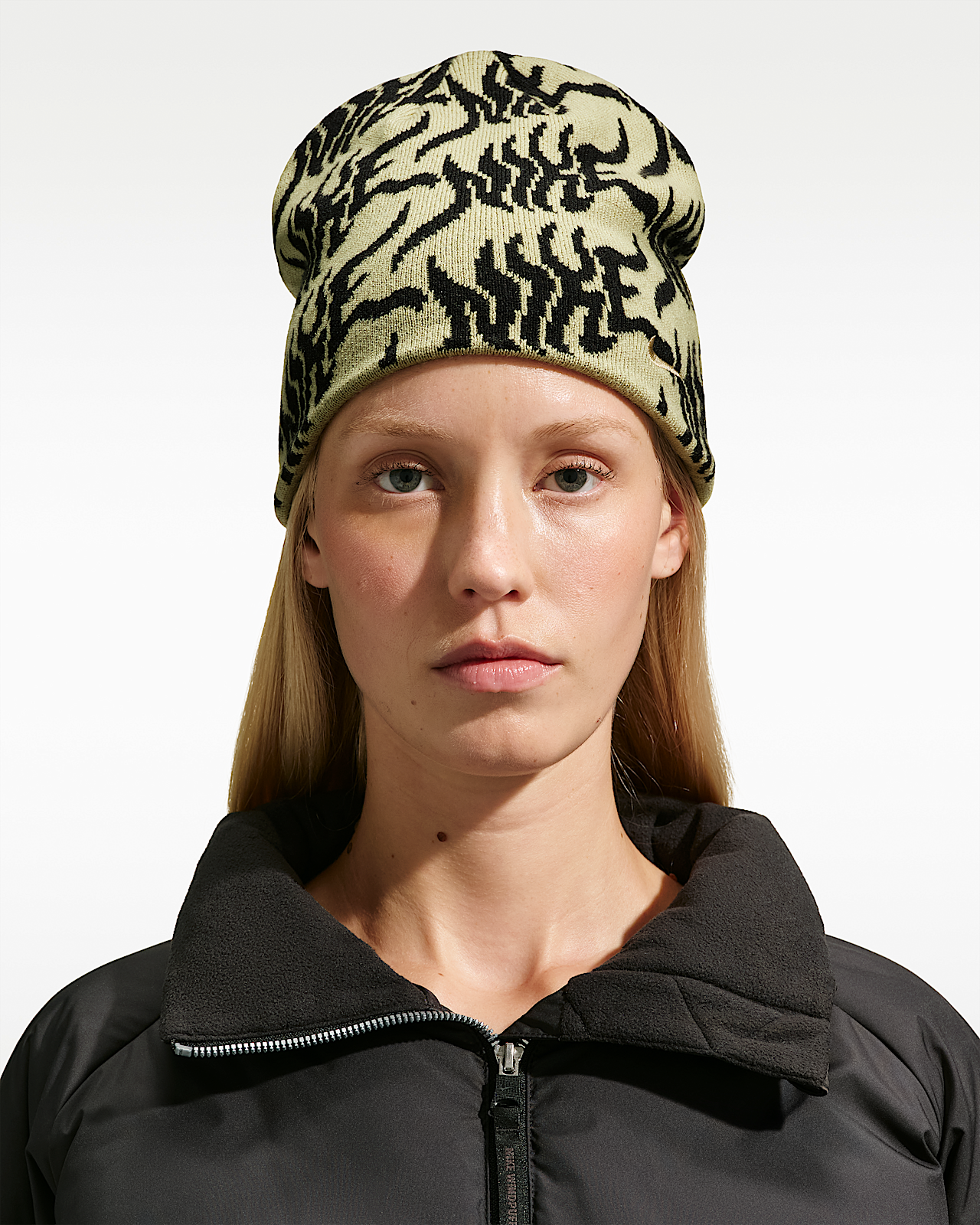 Женские  Nike Peak Uncuffed Graphic Beanie