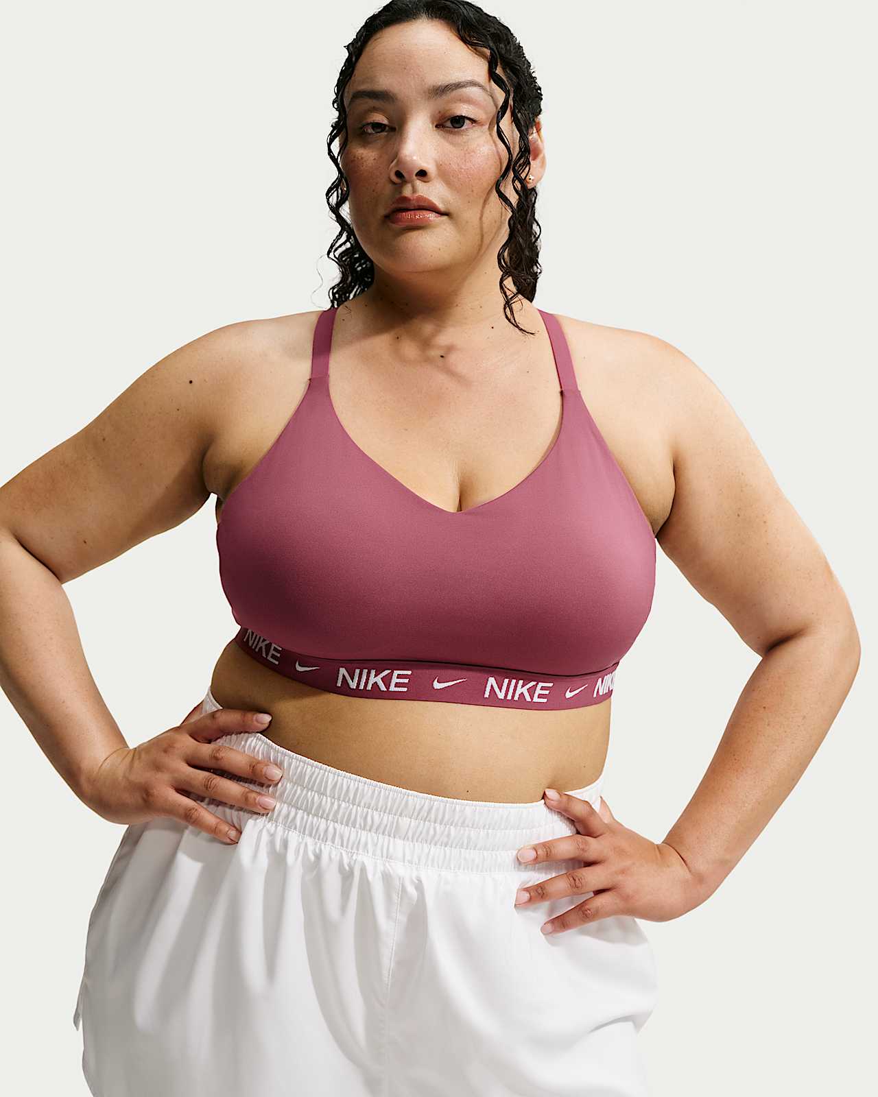 Женские  Nike Indy Light Support Padded Adjustable Sports Bra (Plus Size)