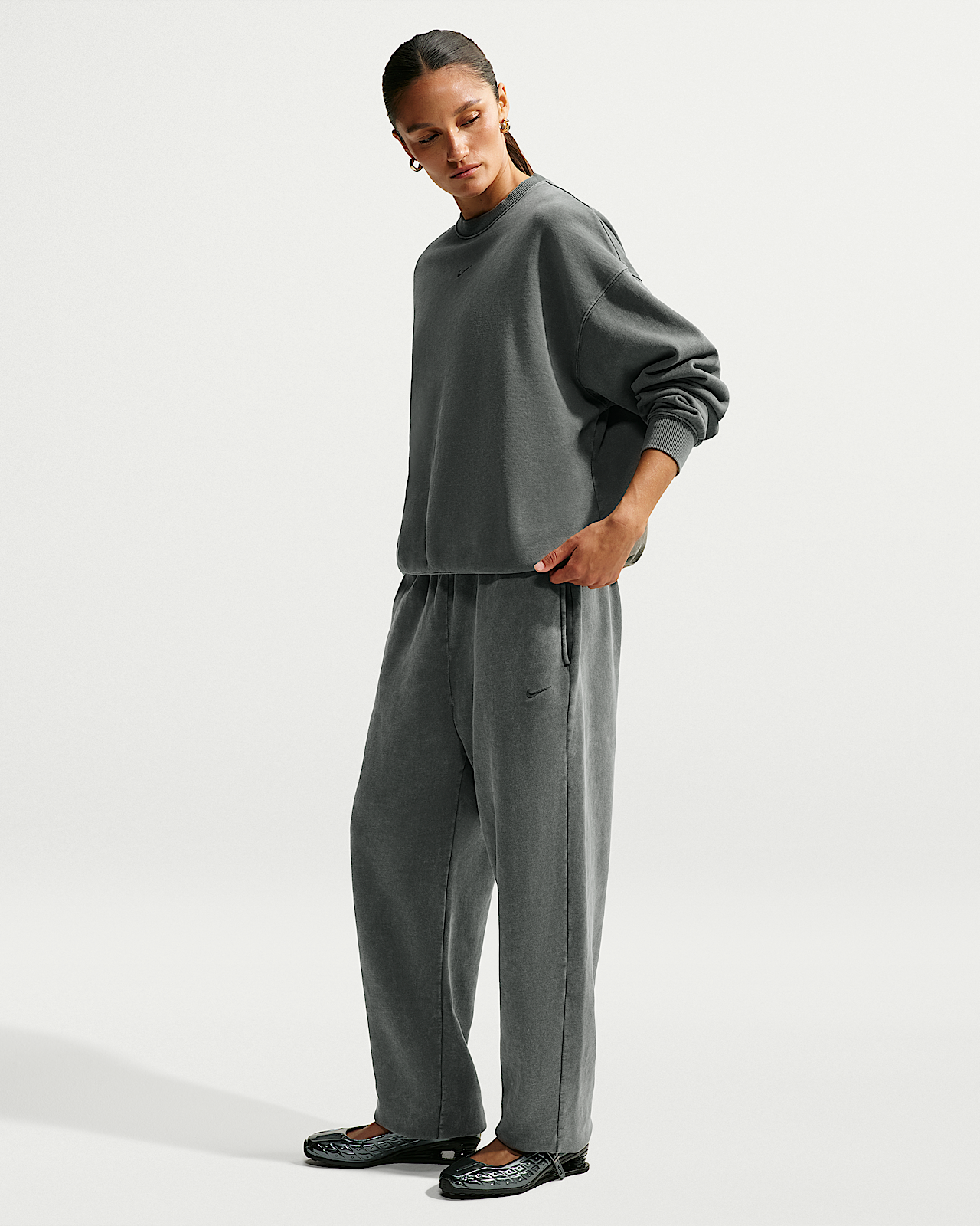Женские  Nike Studio Fleece Medium Weight Oversized Washed High-Rise Cuffed Pants