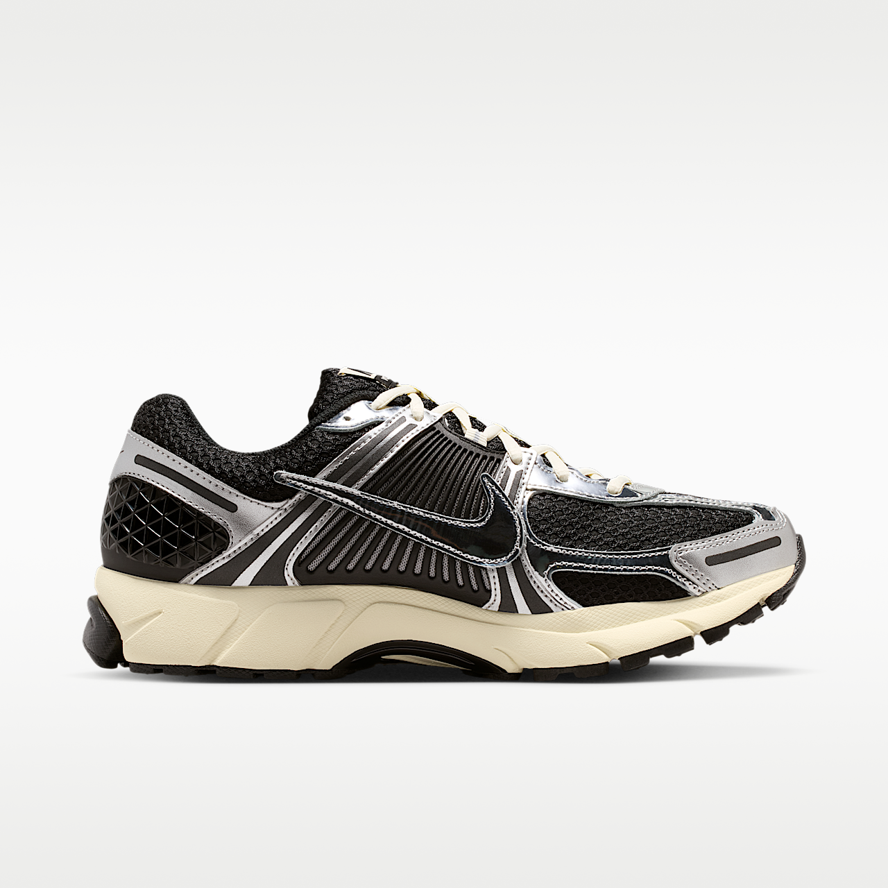 Nike Vomero sneaker Zwart/Metallic Silver/Coconut Milk/Chrome