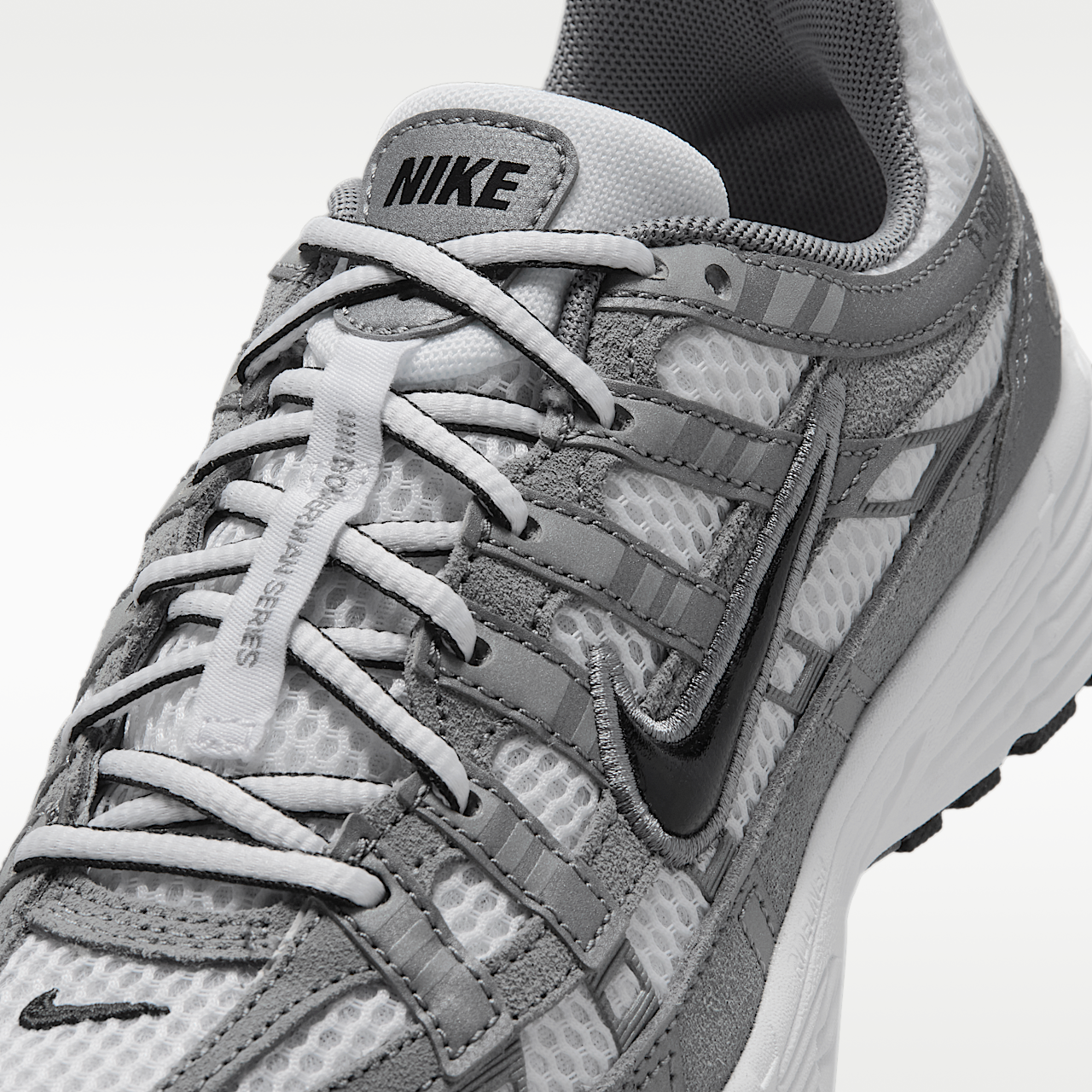 Nike P-6000 sneaker Wit/Metallic Cool Grey/Cool Grey/Zwart