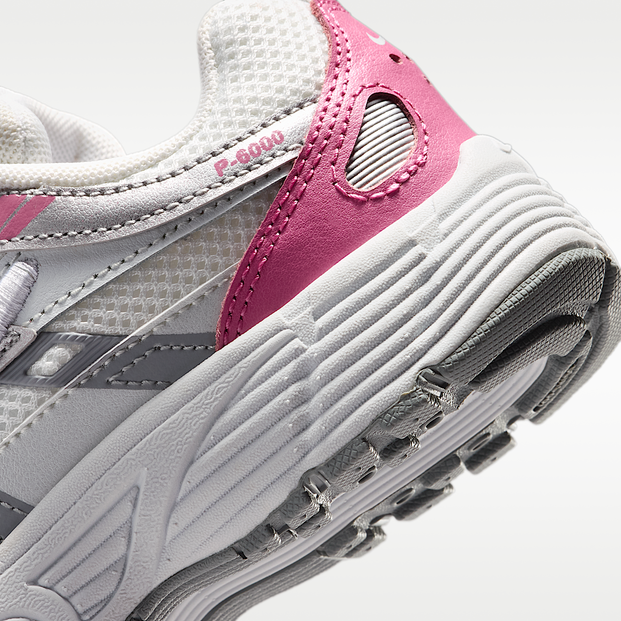 Nike P-6000 sneaker Off White/Peony/Smoke Grey/Off White