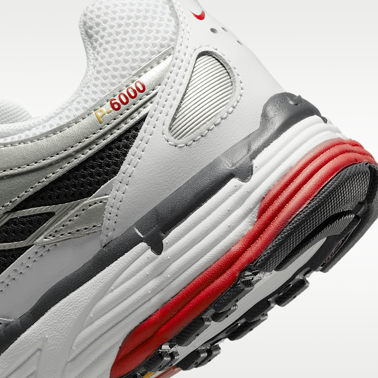 Nike P-6000 sneaker Wit/Metallic Platinum/Dark Charcoal/Varsity Red
