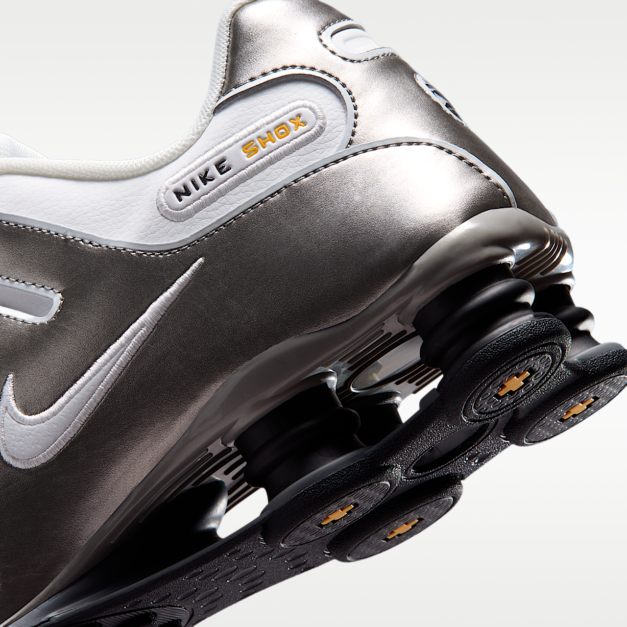 Nike Nike Shox sneaker Summit White/Metallic Pewter/University Gold/Summit White