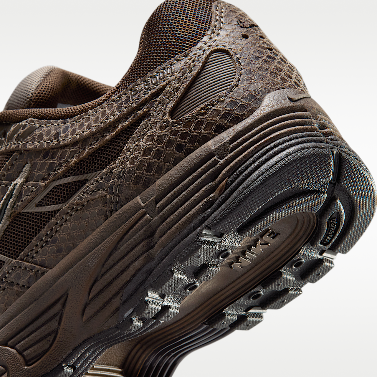Nike P-6000 sneaker Velvet Brown/British Khaki/Zwart/Light Chocolate