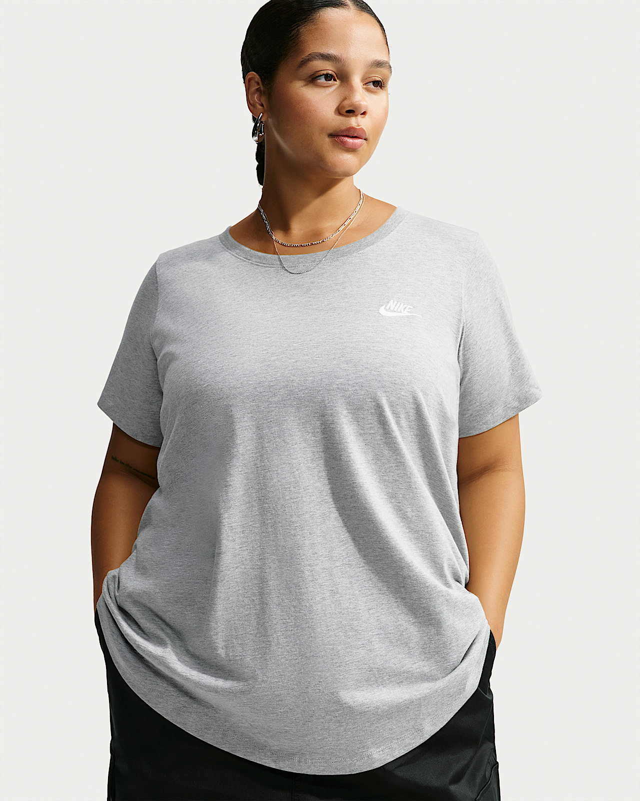 Женская футболка Nike Sportswear Club Essentials (Plus Size)