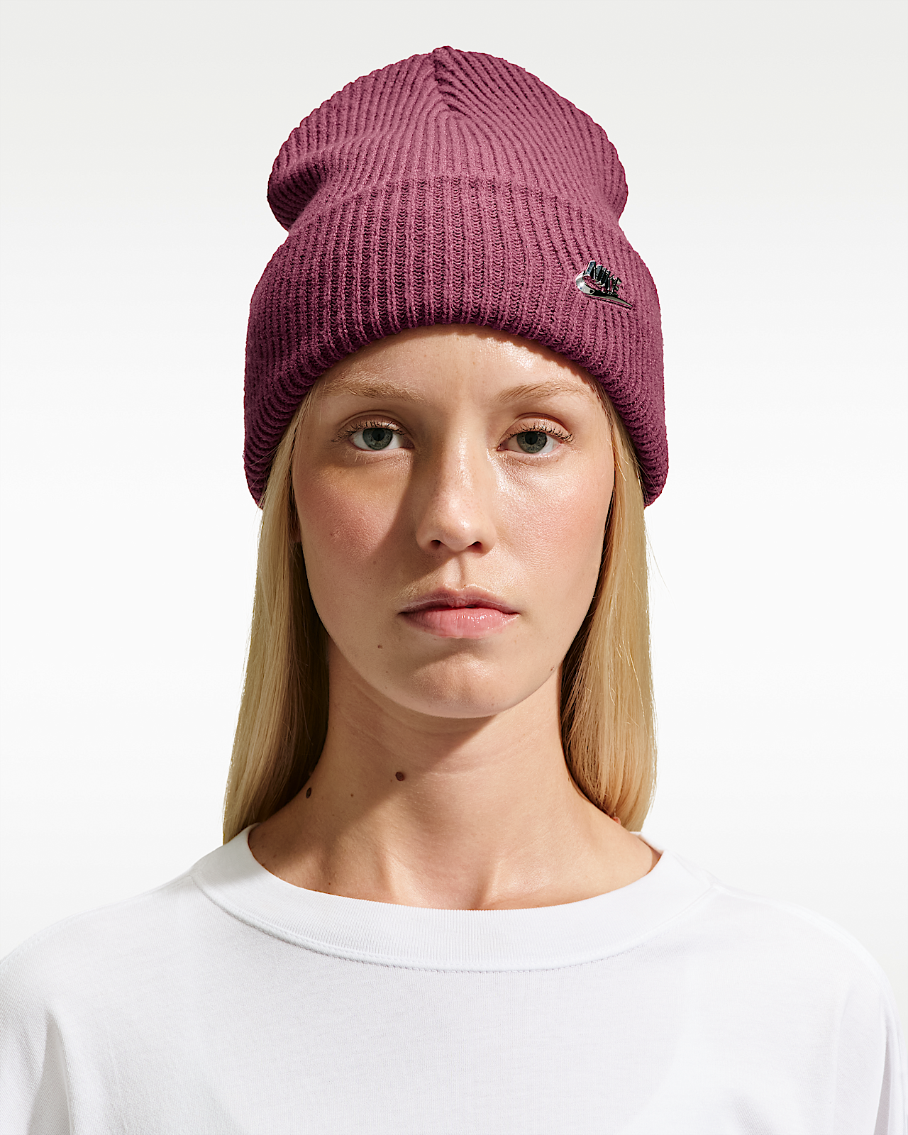 Женские  Nike Peak Tall-Cuff Metal Futura Beanie