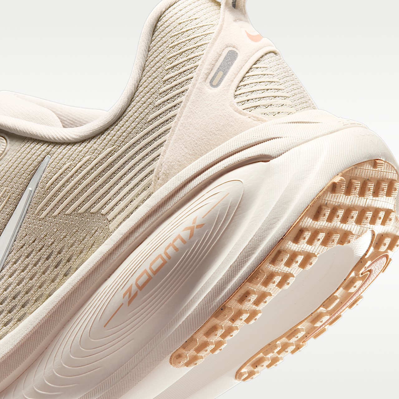 Nike Vomero sneaker Light Bone/Arctic Orange/Ice Peach/Metallic Silver