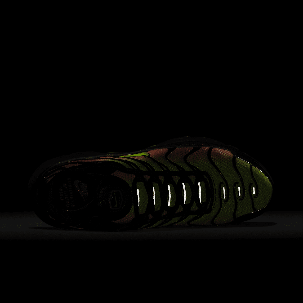 Nike Air Max Plus sneaker Zwart/Solar Red/Volt