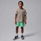 Playera Air bordada con lavado ácido para niños talla pequeña Jordan