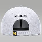 Gorra de rejilla universitaria marca Jordan Dri-FIT ajustable para hombre Michigan On-Field Rise Gameday