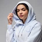 Sudadera sin cierre con gorro forrado de satén para mujer Jordan Flight Fleece