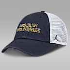 Gorra de rejilla universitaria marca Jordan ajustable para hombre Michigan On-Field Club Gameday