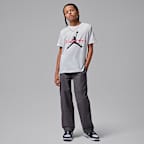 Playera con tipografía para niños talla grande Jordan Flight Essentials