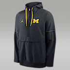Chamarra universitaria marca Jordan con gorro de medio cierre para hombre Michigan Sideline Anorak