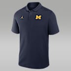Polo universitaria Nike Dri-FIT para hombre Michigan Victory