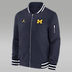 Chamarra bomber universitaria Jordan de cierre completo para hombre Michigan Wolverines Sideline - Azul marino universitario