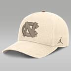 Gorra universitaria marca Jordan para hombre Dri-FIT con estructura A-Frame ajustable North Carolina Natural Rise