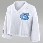 Playera universitaria marca Jordan Dri-FIT cropped para mujer North Carolina Jersey
