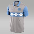 Polo universitario marca Jordan Dri-FIT para hombre North Carolina Vapor