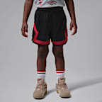 Conjunto de playera con parche Dynasty y shorts de malla infantil Jordan