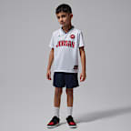 Conjunto de jersey y shorts de malla para niños talla pequeña Jordan