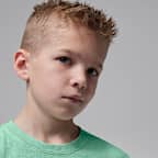 Playera Air bordada con lavado ácido para niños talla pequeña Jordan