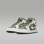 Air Jordan 1 Mid Older Kids' Shoes