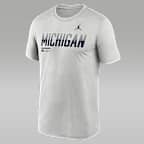 Playera universitaria marca Jordan Dri-FIT para hombre Michigan Sideline Legend