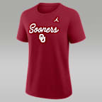 Playera universitaria marca Jordan para mujer Oklahoma Script Mantra Logo