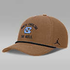 Gorra universitaria marca Jordan para hombre Dri-FIT con estructura A-Frame ajustable North Carolina Military Appreciation Rise