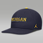 Gorra universitaria marca Jordan Dri-FIT ajustable para hombre Michigan On-Field Club