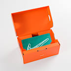La tarjeta de regalo Nike se envía por correo en una minicaja de tenis Nike