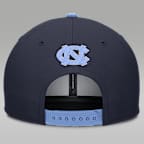 Gorra universitaria marca Jordan Dri-FIT ajustable para hombre North Carolina Sideline Campus Local Pro
