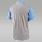 Polo universitario marca Jordan Dri-FIT para hombre North Carolina Vapor