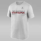 Playera universitaria marca Jordan Dri-FIT para hombre Oklahoma Sideline Legend