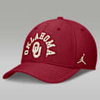 Gorra universitaria marca Jordan Dri-FIT para hombre Oklahoma Campus Prep - Carmesí