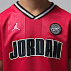 Conjunto de jersey y shorts de malla para niños talla pequeña Jordan