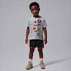 Conjunto de playera con parche Dynasty y shorts de malla infantil Jordan