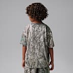 Playera estampada Brooklyn Realtree para niños talla pequeña Jordan