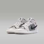Air Jordan 1 Mid SE Older Kids' Shoes