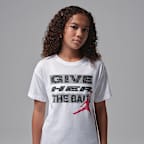 Playera "Give Her the Ball" para niños talla grande Jordan - Blanco