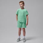 Playera Air bordada con lavado ácido para niños talla pequeña Jordan